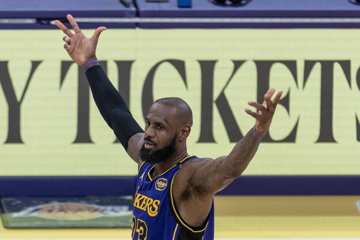 Ο ΛεΜπρόν έδειξε γιατί είναι ο Βασιλιάς! Τρία τρίποντα σε 48 δευτερόλεπτα, που έκαναν ακόμα και τον Ντόντσιτς να τρελαθεί!