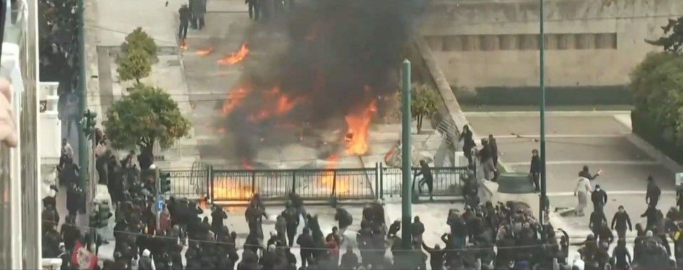 Σοβαρά επεισόδια στο Σύνταγμα με ρήψη μολότοφ, μαρμάρων και πετρών – Συγκρούσεις κουκουλοφόρων με τα ΜΑΤ (vids)