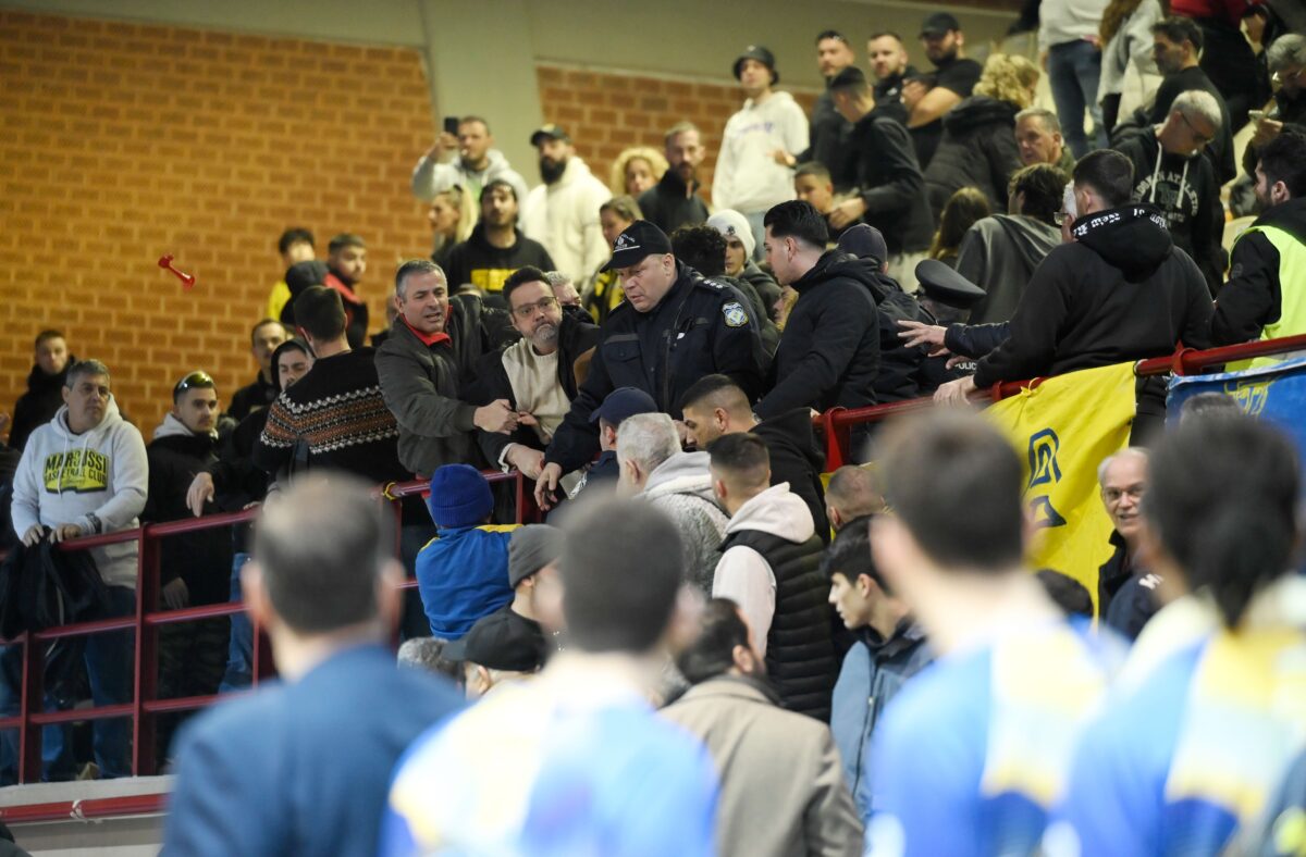 Η ΔΕΑΒ επέβαλε πρόστιμο και διετή απαγόρευση εισόδου σε 5 οπαδούς για τα επεισόδια στο Λαύριο – Μαρούσι