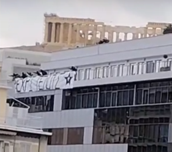 Στην ταράτσα της Hellenic Train ομάδα του Ρουβίκωνα – Άναψαν καπνογόνα και άνοιξαν πανό (vids)