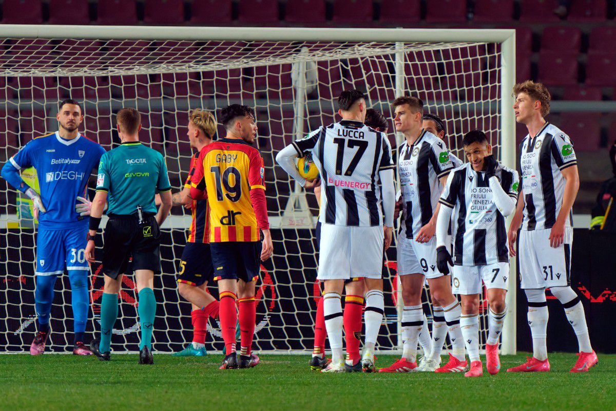 Τρομερά πραγματα στο Λέτσε – Ουντινέζε: Ο σκόρερ ανέλαβε το πέναλτι με το «έτσι θέλω» και μετά την εκτέλεση αντικαταστάθηκε από τον προπονητή του (vid)