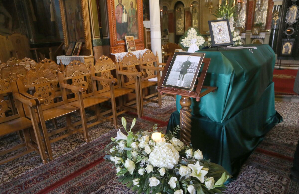 Το τελευταίο «αντίο» στον θρυλικό Τάκη Οικονομόπουλο