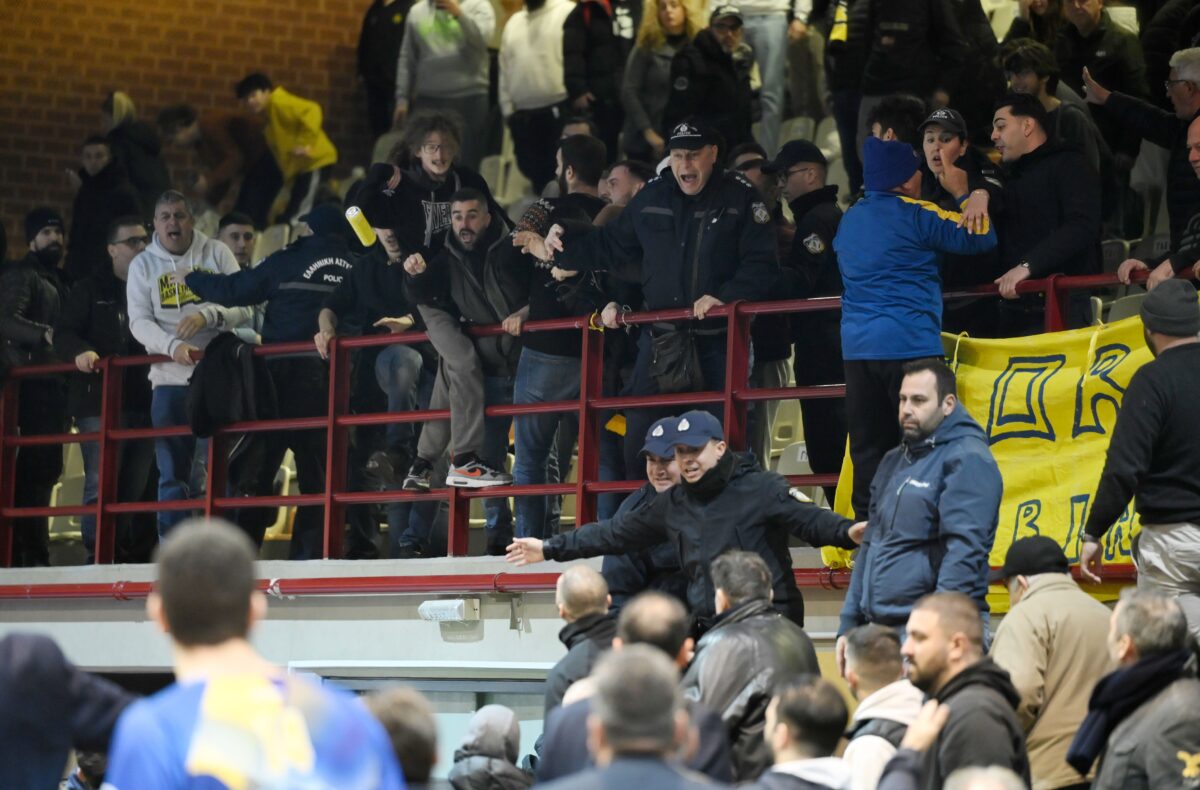 ΚΑΕ Αμαρουσίου: «Ίσως πρέπει κι εμείς να τοποθετούμε πίσω από τον αντίπαλο πάγκο μαυροφορεμένους με μεταλλικές κόρνες»