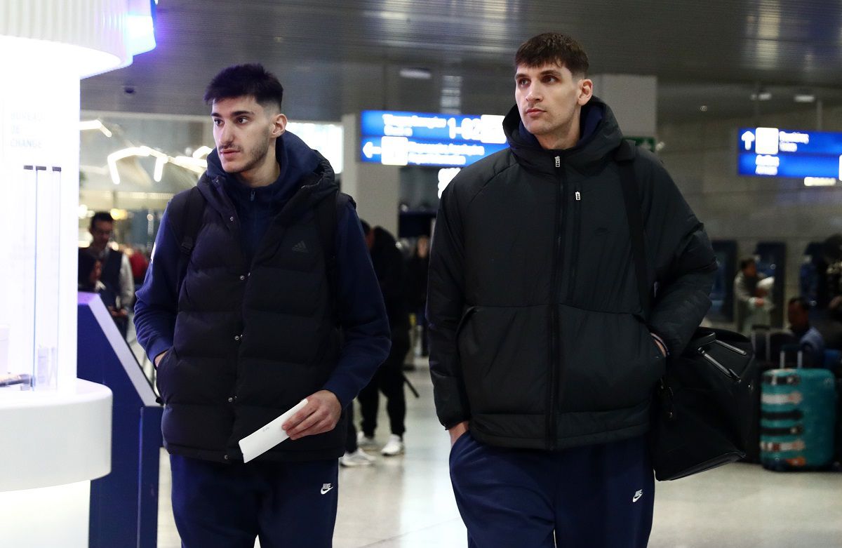 Ο Ντίνος Μήτογλου με τον Παναγιώτη Καλαϊτζάκη στην αναχώρηση της Εθνικής ομάδας