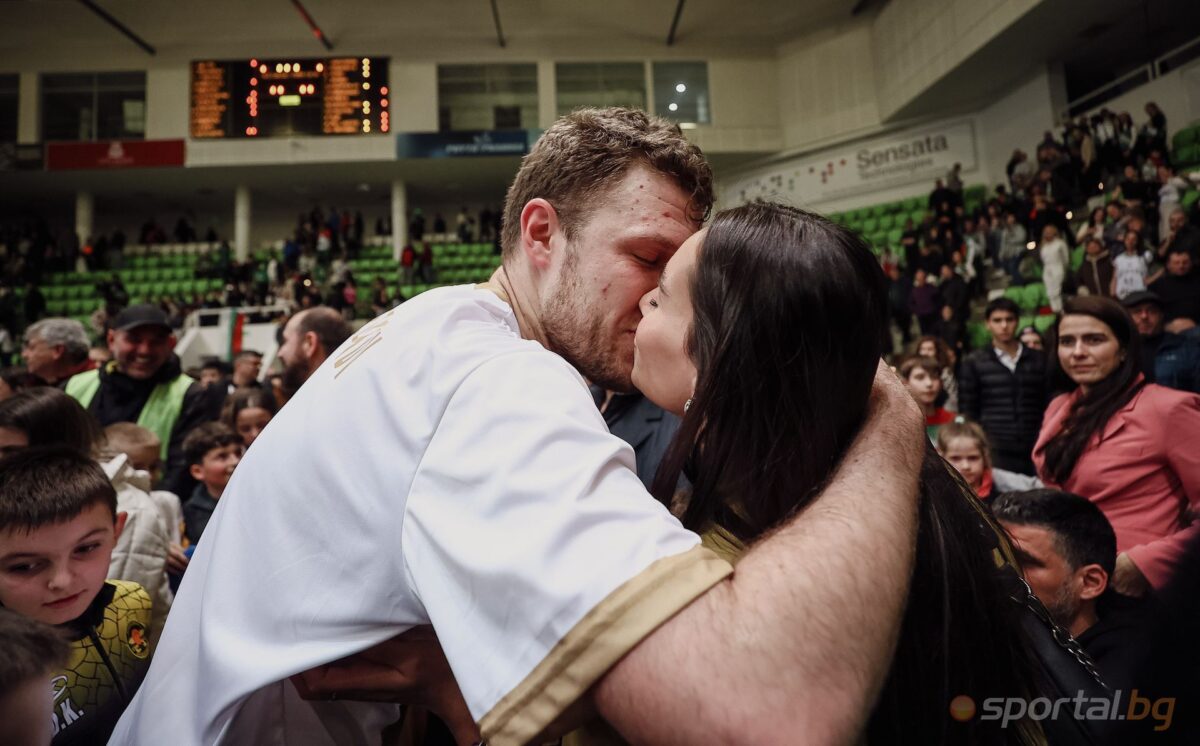 Η τρυφερή στιγμή του Βεζένκοφ με τη Νικόλ Ελευθεριάδου μετά το ματς με τη Σουηδία και το… ιδιαίτερο κούρεμα (vid)