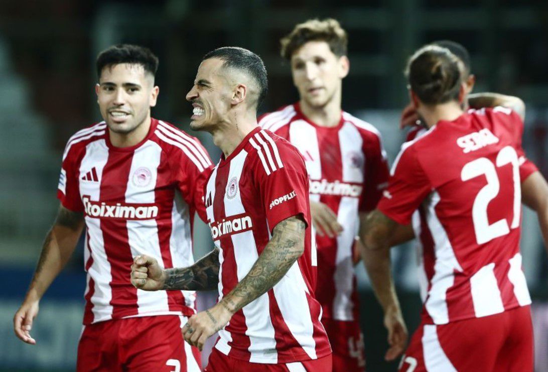 Οι παίκτες του Ολυμπιακού πανηγυρίζουν