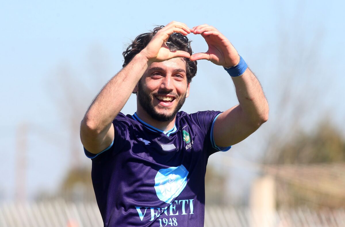 Ο Τσιριγώτης πανηγυρίζει με τον Ηρακλή