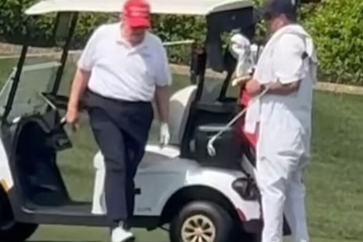 Ντόναλντ Τραμπ: Φήμες μετά από βίντεο που τον δείχνει να περπατά περίεργα – Τι απαντά η ομάδα του