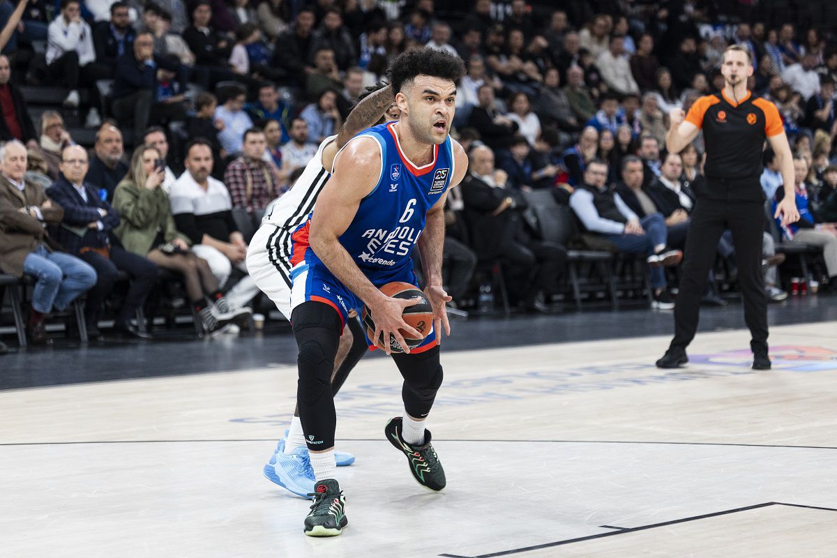 Ο Ελάιτζα Μπράιαντ ήταν ο πρώτος σκόρερ με 21 πόντους στη νίκη της Εφές επί της Βίρτους