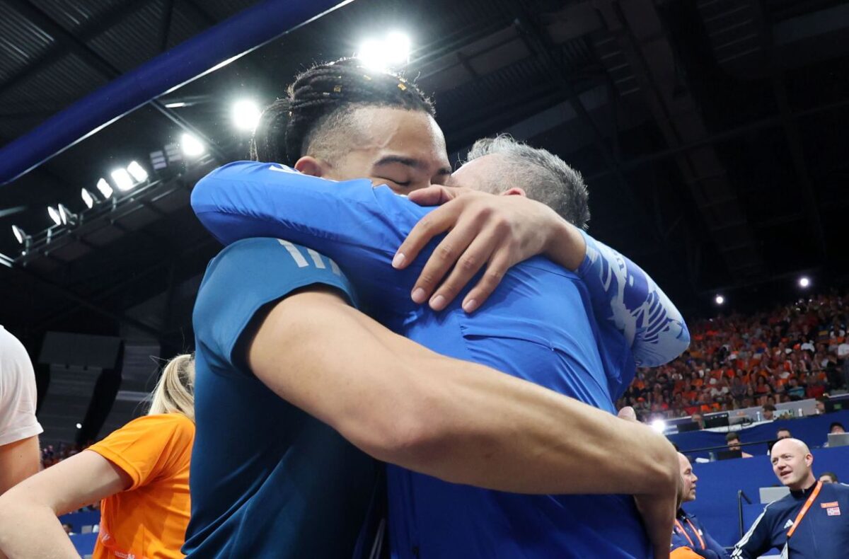 Η αγκαλιά του Καραλή στον πατέρα του μετά το χρυσό μετάλλιο (gallery)