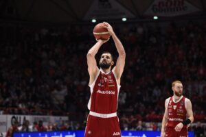 Ο Νίκολα Μίροτιτς με τη φανέλα της Αρμάνι