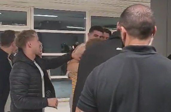 Οπαδοί της Παρί πανηγύρισαν με τους παίκτες στα αποδυτήρια του ΟΑΚΑ