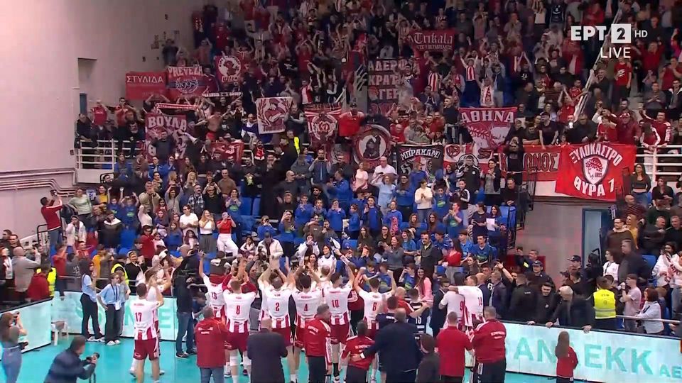 Οι παίκτες του Ολυμπιακού πανηγύρισαν με τον κόσμο την κατάκτηση του Κυπέλλου