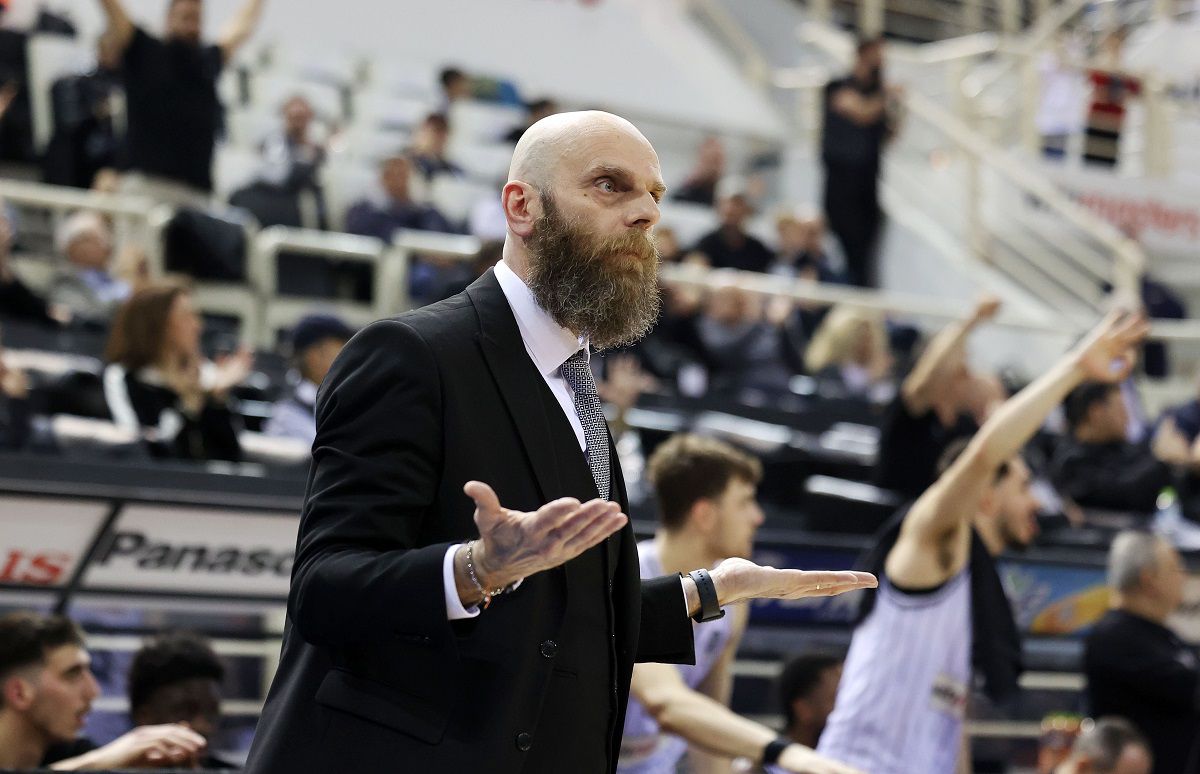 Ο Μάσιμο Καντσελιέρι υποκλίθηκε στους παίκτες του για τη νίκη επί της Καρδίτσας