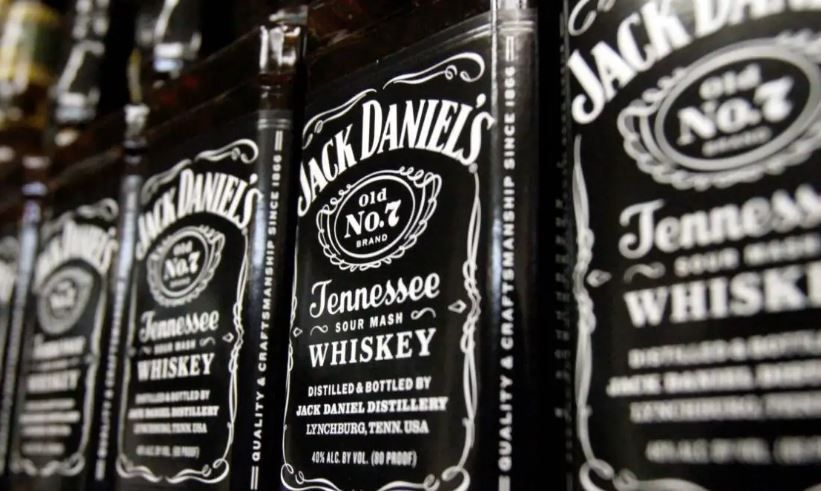 Οι Καναδοί πετούν από τα ράφια αμερικανικά ποτά ως αντίποινα για τους δασμούς Τραμπ – Η απάντηση της Jack Daniel’s