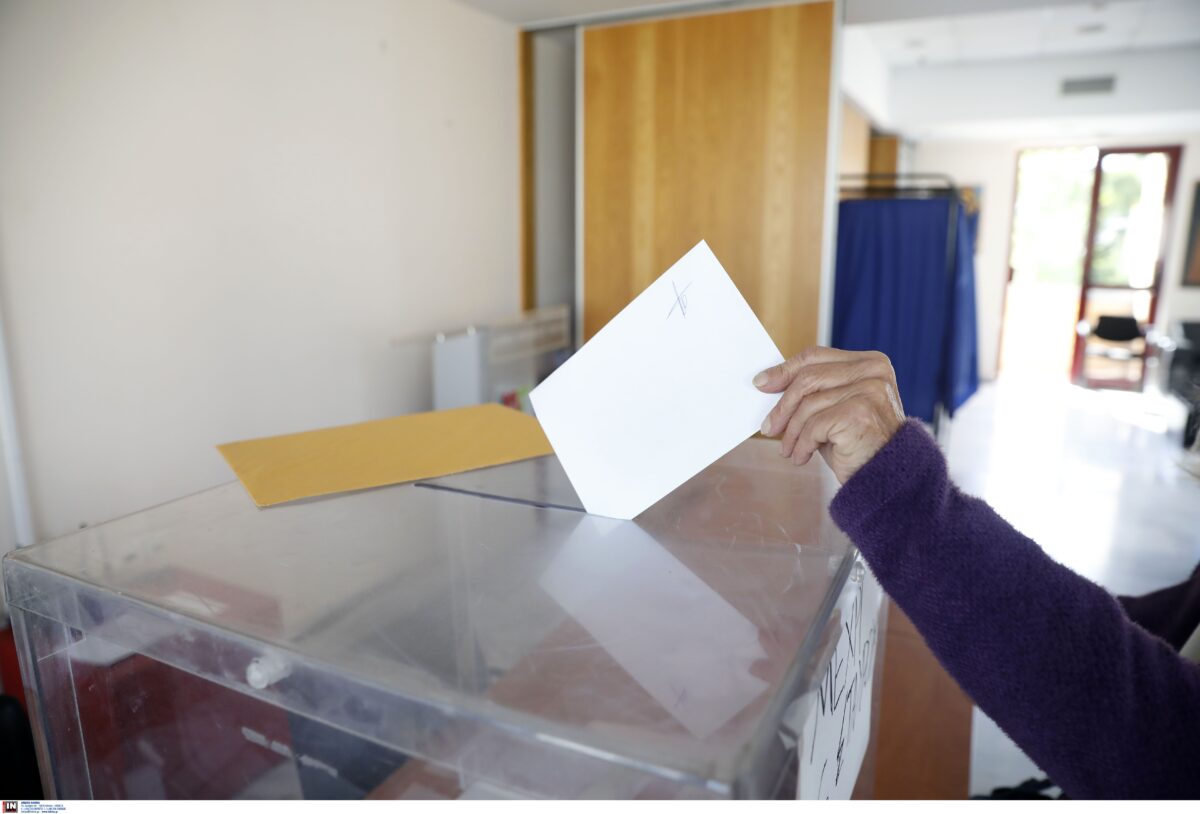 Opinion Poll: Στις 12,2 μονάδες το προβάδισμα ΝΔ, δεύτερη με 15,9% η Πλεύση Ελευθερίας