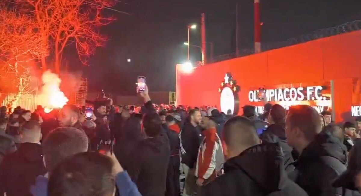 Καυτή υποδοχή των οπαδών του Ολυμπιακού στο Ρέντη μετά το διπλό στη Νέα Φιλαδέλφεια (vids)