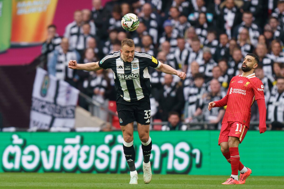 Άνοιξε το σκορ η Νιούκαστλ στον τελικό με απίστευτη κεφαλιά του Μπερν