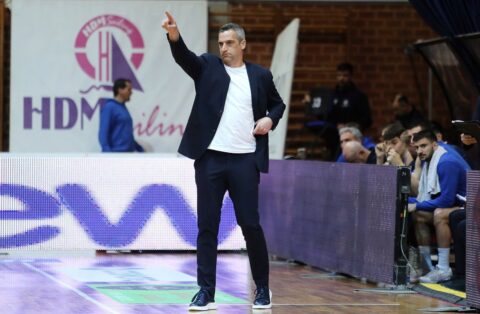 Ο Νίκος Παπανικολόπουλος απένειμε τα εύσημα στους παίκτες του για το διπλό στο Λαύριο