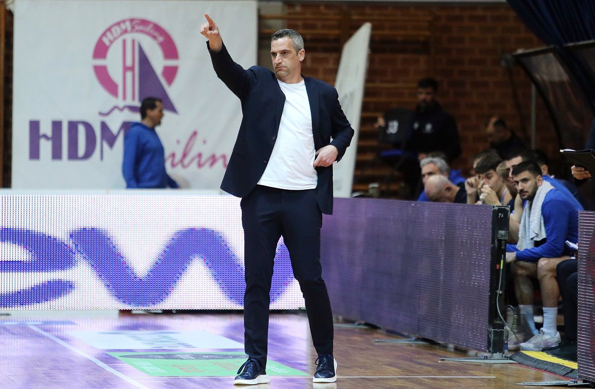 Ο Νίκος Παπανικολόπουλος απένειμε τα εύσημα στους παίκτες του για το διπλό στο Λαύριο