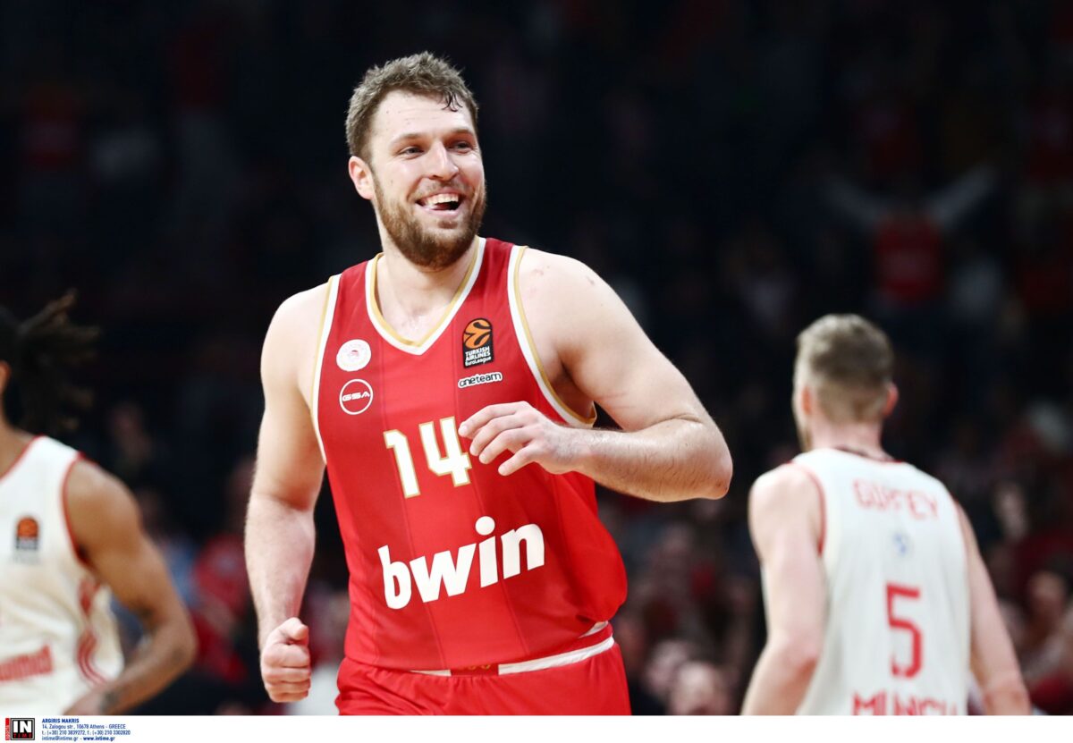 Η αποθέωση του Βεζένκοφ από τους συμπαίκτες του και το… τρολάρισμα του Λαρεντζάκη (pics)