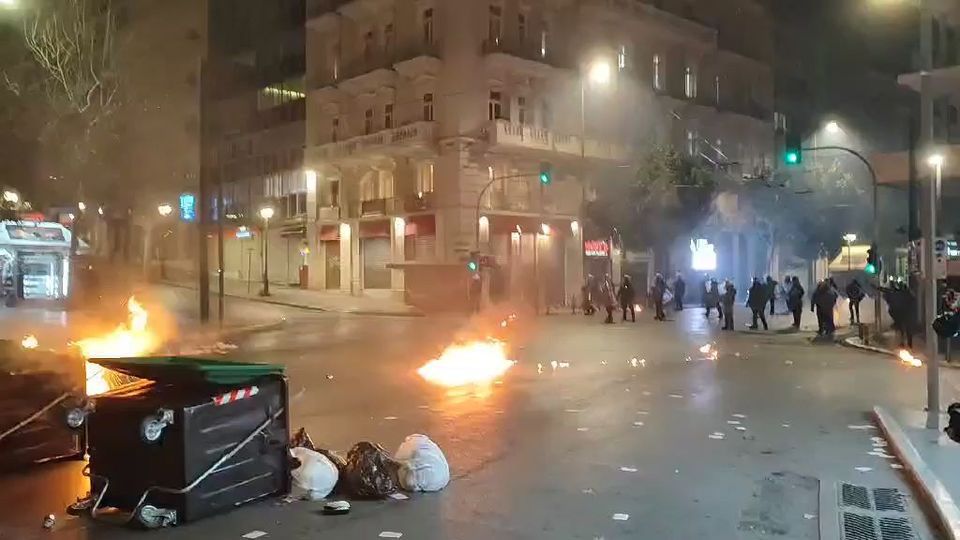 Συγκέντρωση για Τέμπη – Σύνταγμα: Ένταση με ρίψη κροτίδων, στο σημείο δυνάμεις των ΜΑΤ (vid)