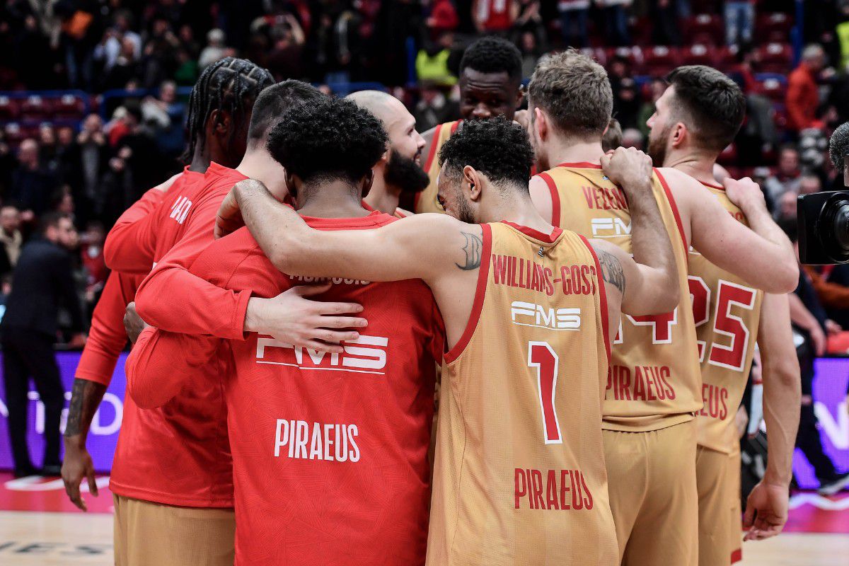 Οι παίκτες του Ολυμπιακού μετά τη νίκη επί της Αρμάνι στο Μιλάνο