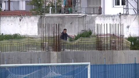 Ο προπονητής της Νίκης Βόλου παρακολουθεί το ματς από… οικόπεδο!