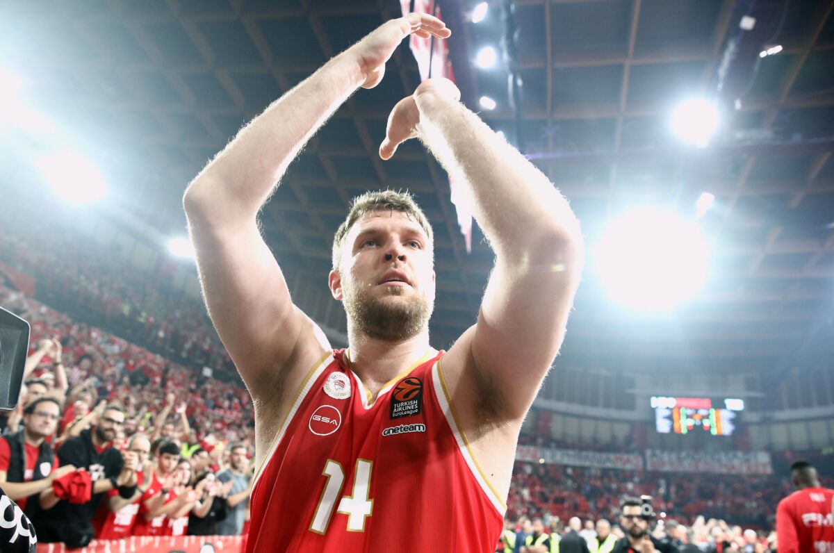 Βεζένκοφ για τα «MVP» που ακούστηκαν στο ΣΕΦ: «Κανένα σχόλιο»