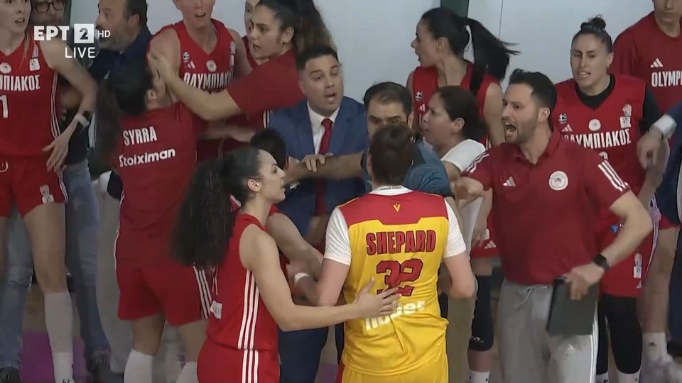 Μεγάλη ένταση στο Αθηναϊκός – Ολυμπιακός: Η Σέπαρντ σώριασε την Τόμπιν στο παρκέ, αποβλήθηκαν και οι δύο