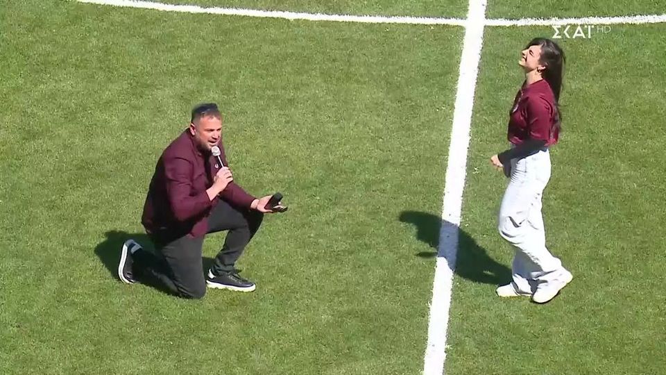 Δημοσιογράφος έκανε πρόταση γάμου στη σύντροφό του στο AEL FC Arena!