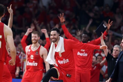 Τα «ερυθρόλευκα» χαμόγελα και οι πανηγυρισμοί στο κατάμεστο ΣΕΦ – Η παρακάμερα του Ολυμπιακού με τη Ρεάλ (vid)
