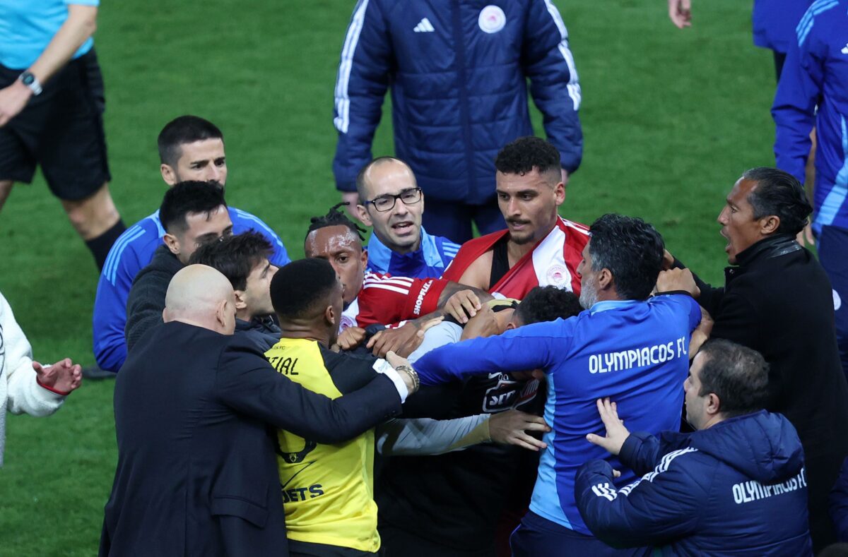 Χαμός στο φινάλε του Ολυμπιακός – ΑΕΚ: Πιάστηκαν στα χέρια οι παίκτες! (pics)