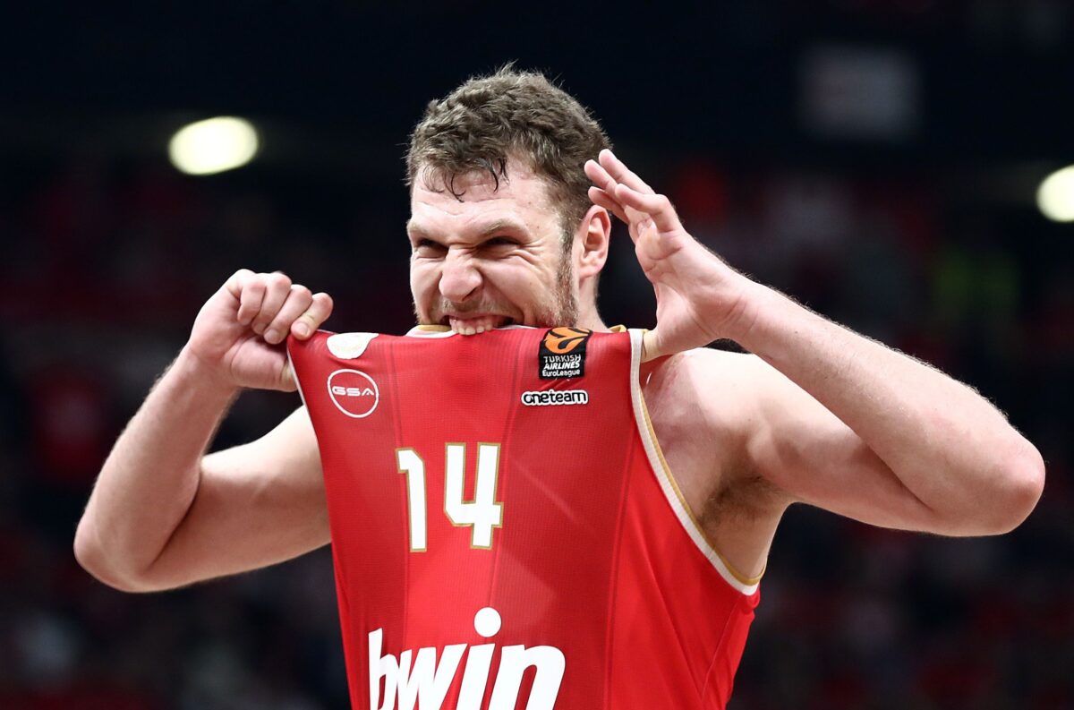 Μήνυμα του κόσμου του Ολυμπιακού για τον Βεζένκοφ: «MVP, MVP!» (vid)