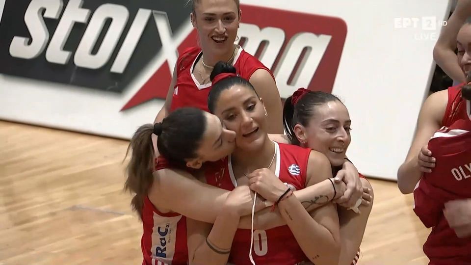 Οι πανηγυρισμοί των παικτριών του Ολυμπιακού μετά την πρόκριση κόντρα στον Παναθηναϊκό