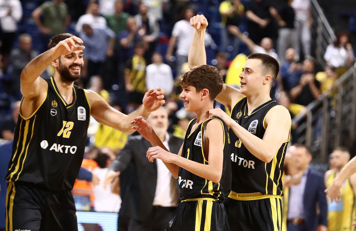 Η αποθέωση του Πάρη Κλώντζαρη