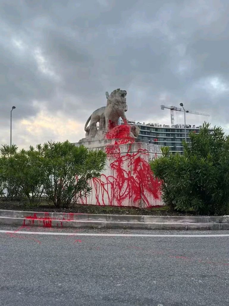 Οπαδοί της Μπενφίκα βανδάλισαν το άγαλμα του λιονταριού κοντά στο γήπεδο της Σπόρτινγκ πριν το ντέρμπι (pics)