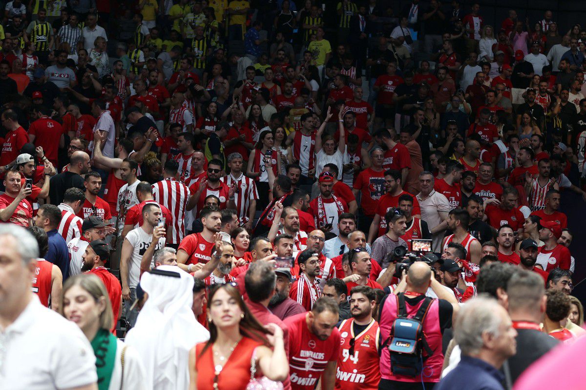 Η αγκαλιά των οπαδών του Ολυμπιακού στον Παπανικολάου και το «ερυθρόλευκοι» πάρτι στην κερκίδα: Η παρακάμερα του μικρού τελικού (vid)