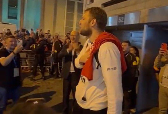 Αποθέωση για τον Σάσα Βεζένκοφ από τους φίλους του Ολυμπιακού για την πρόκριση στο Final 4
