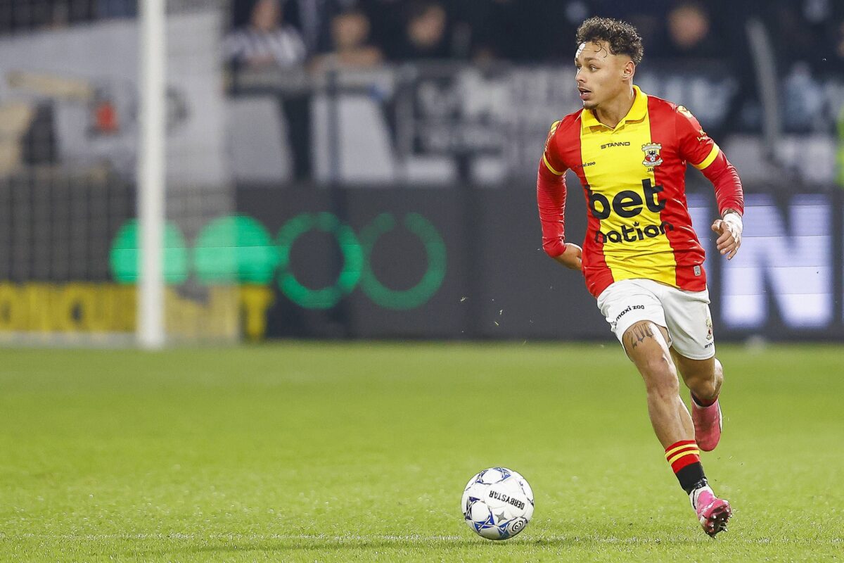 Το τσεκάρισμα του Ριμπάλτα στον Τζέιμς για το αριστερό άκρο της άμυνας της ΑΕΚ