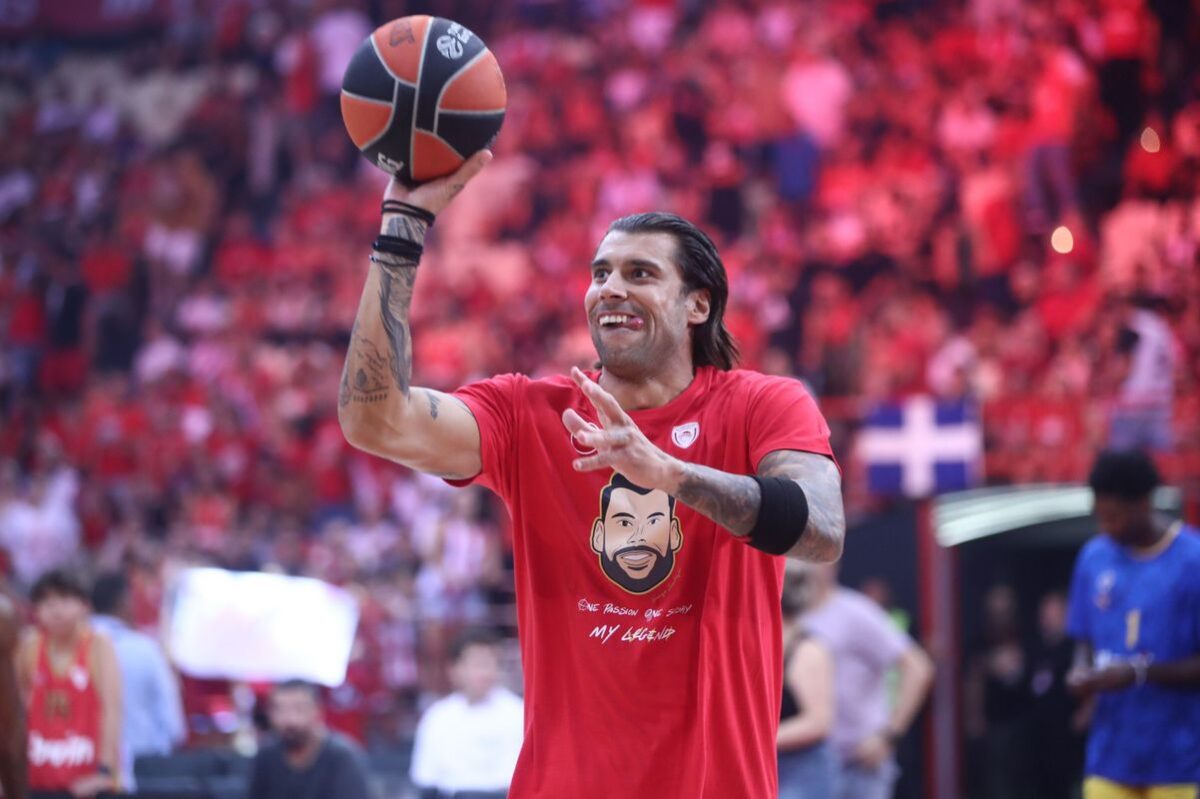 Final Four: Ο Πρίντεζης ετοίμασε βαλίτσα για Άμπου Ντάμπι και έβαλε κασκόλ του Ολυμπιακού (pic)