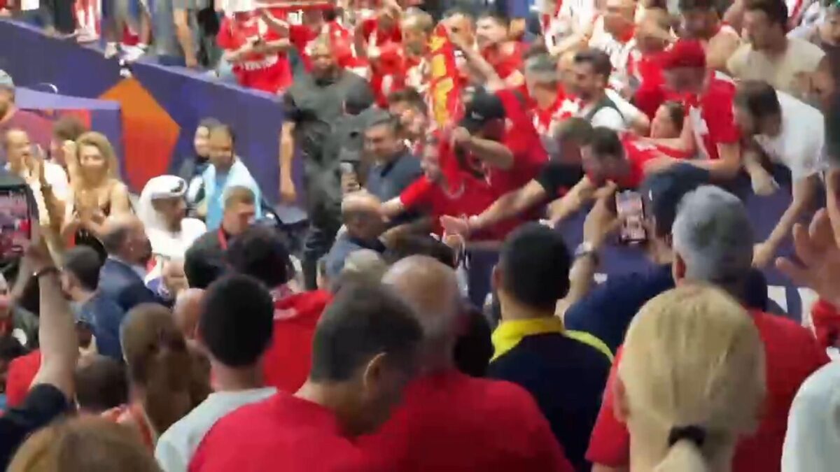 Αποθέωση για τους Αγγελόπουλους στην Etihad Arena από τους οπαδούς του Ολυμπιακού