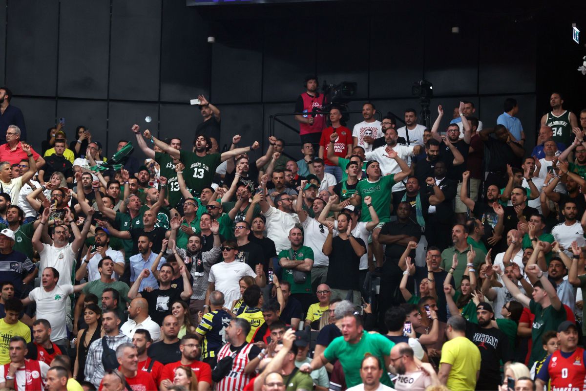 Τέλος καλό όλα καλά: Επέστρεψαν από το Άμπου Ντάμπι οι 200 Έλληνες οπαδοί μετά από 40ωρη περιπέτεια