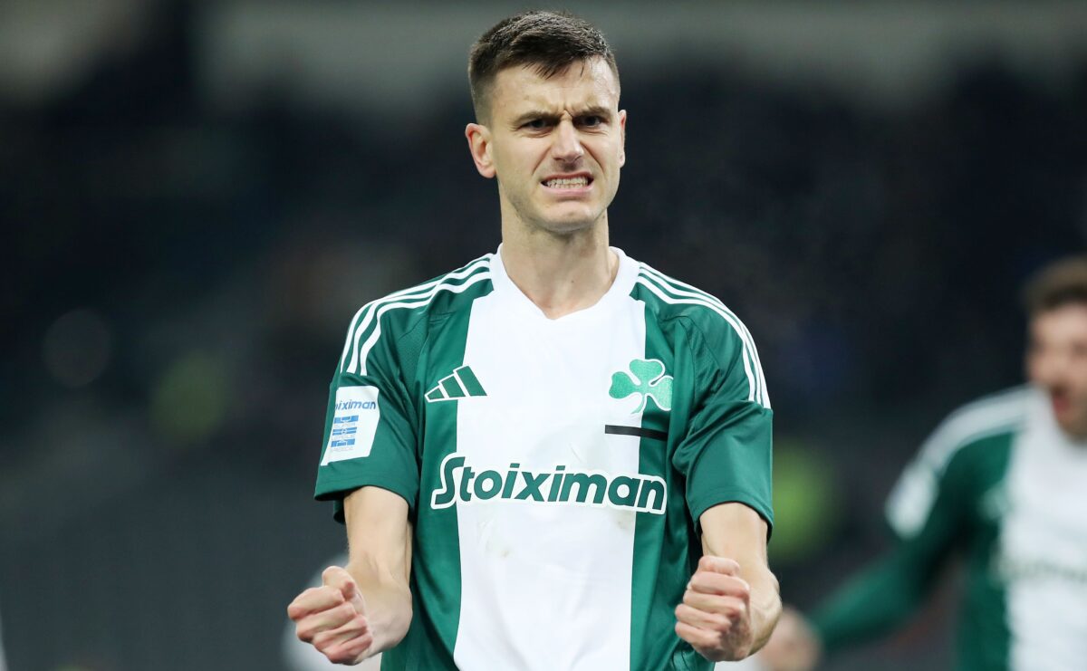 Ο Αλεξάντερ Γερεμέγεφ πανηγυρίζει με τον Παναθηναϊκό