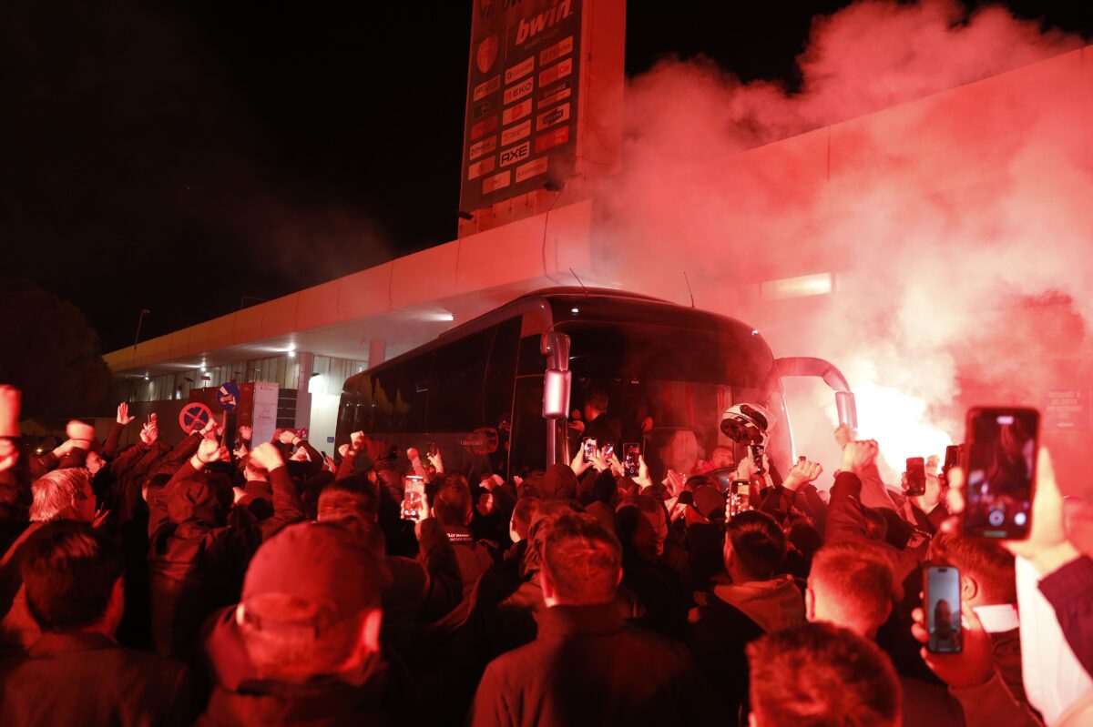 Ολυμπιακός: Θρυλική υποδοχή σε ομάδα, Μπαρτζώκα και Αγγελόπουλους (vid)