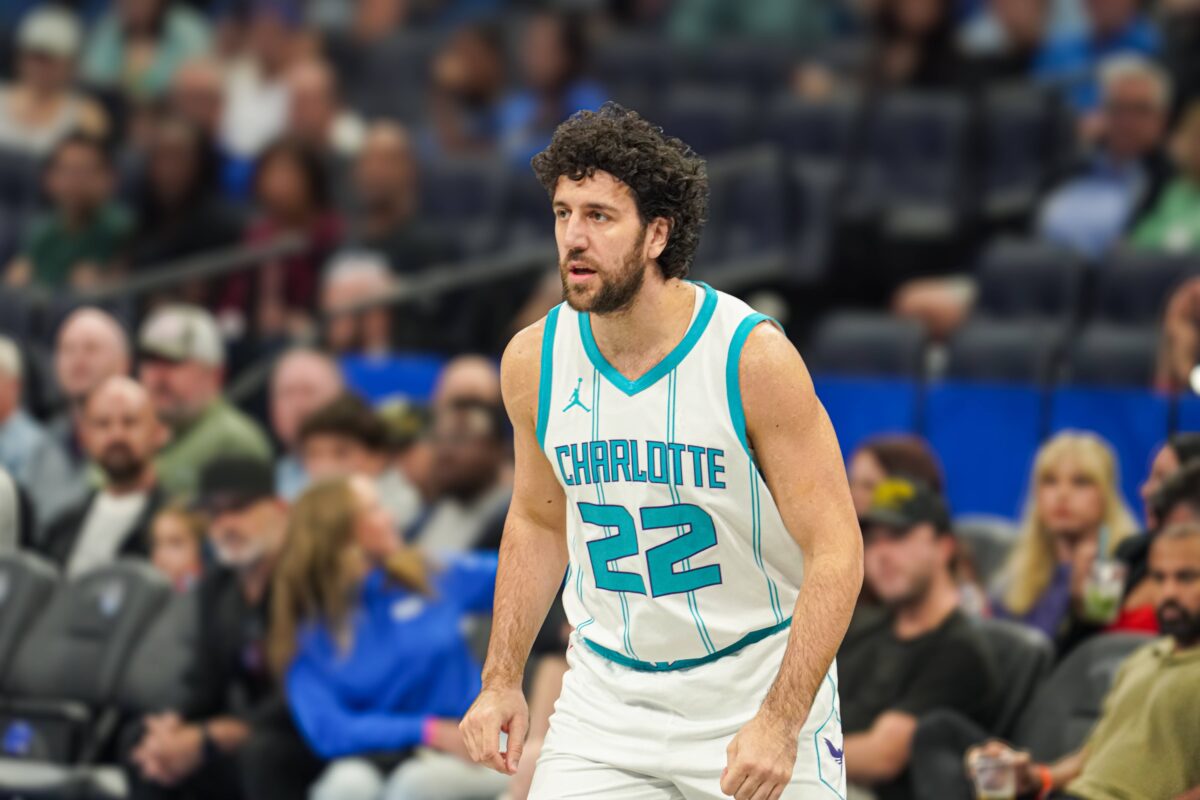 Ο Βασίλιε Μίτσιτς με τη φανέλα των Σάρλοτ Χόρνετς