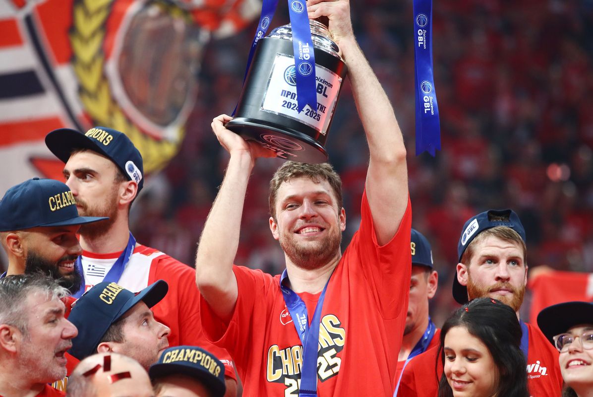 Βεζένκοφ: «Ο Μπαρτζώκας στοχοποιήθηκε, χαρούμενος που παρέμεινε ο Μιλουτίνοφ» (vid)