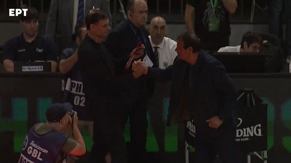 O Αταμάν αρνήθηκε να πάρει το λάβαρο του Ολυμπιακού αφήνοντας με την απορία τον Μπαρτζώκα (vid)