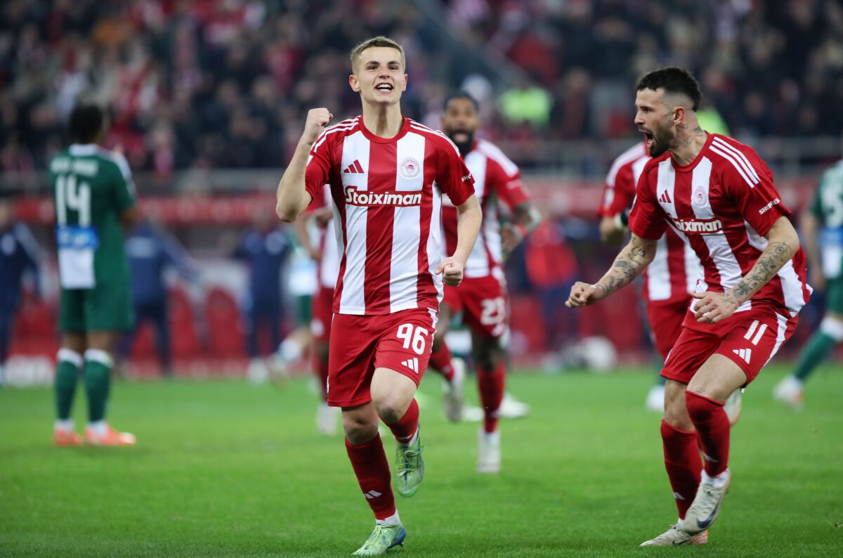 Ο Χρήστος Μουζακίτης πανηγυρίζει το 1-0 του Ολυμπιακού κόντρα στον Παναθηναϊκό