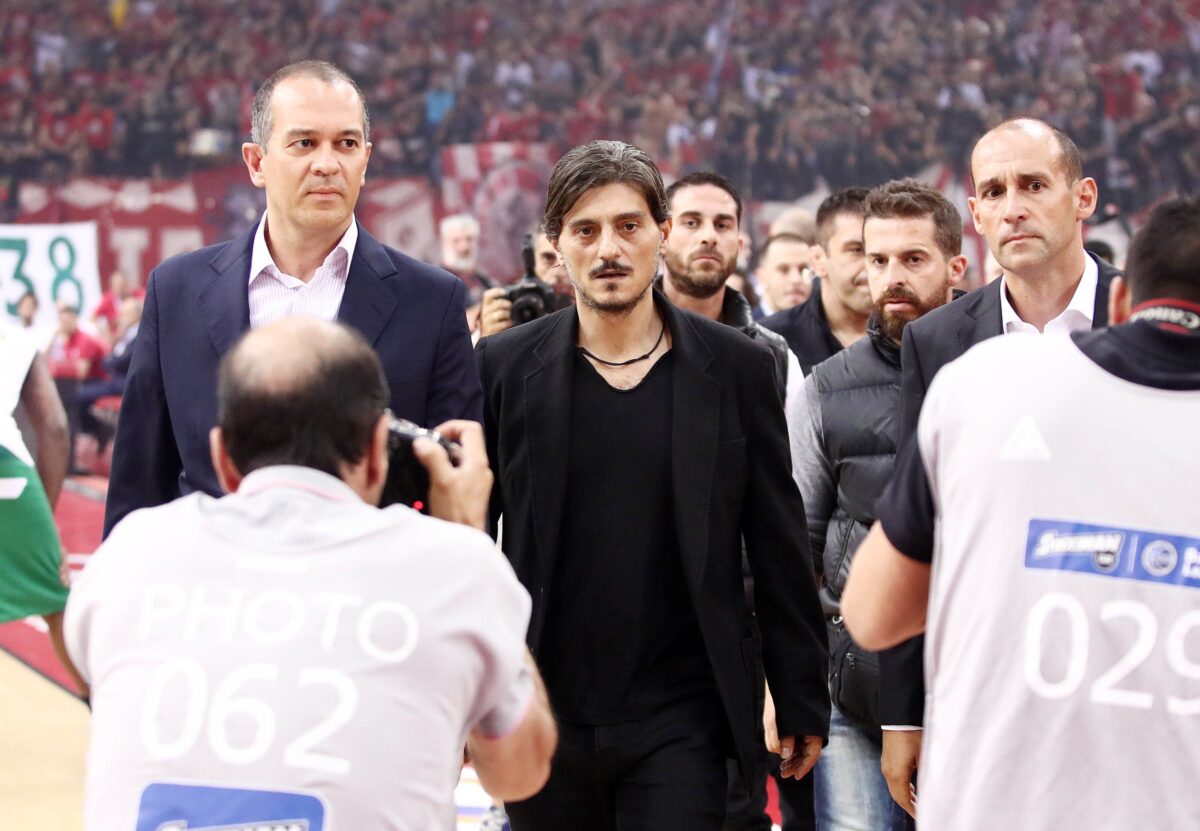 «Όχι άλλες προκλήσεις»: Τι ζητάει η κυβέρνηση από Αγγελόπουλους – Γιαννακόπουλο (vids)